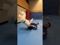 🕹️Judo throws Tomoe nage and Sumi gaeshi are great options for transitioning into ne waza #judo bjj
